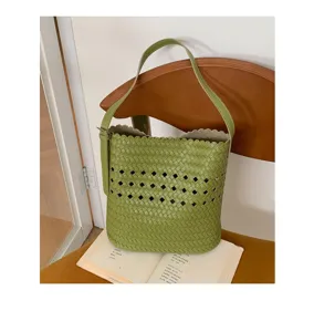 Grüne gewebte Beuteltasche für Damen, elegante Sommer Schultertasche mit modernem Lochmuster.