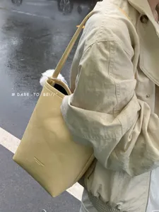 Summer minimalist solid color shoulder bucket bag for women, versatile daily tote bag.