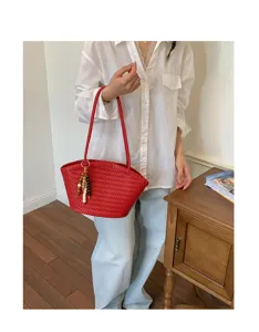 Dettaglio borsa a spalla intrecciata rossa chic, elegante stile per commuting.