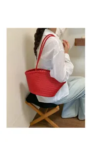 Dettaglio borsa a tracolla in pelle intrecciata, elegante borsa rossa da spalla.