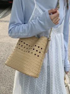 Modische sommerliche geflochtene Beuteltasche mit Lochmuster, schicke Umhängetasche für Damen.