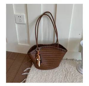 Borsa a spalla in pelle intrecciata marrone da donna, elegante borsa shopper con perle.
