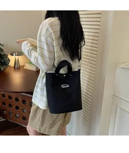Sac seau en toile décontracté avec poignée et bandoulière pour un style féminin quotidien.