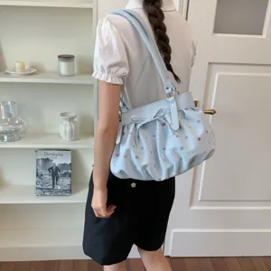 Sac à épaule plissé bleu clair pour femmes avec pois colorés et joli nœud vue principale.