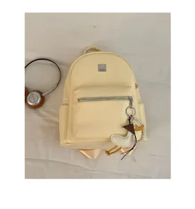 Detailgezicht van casual beige rugzak met geweven textuur, voorzak en schattige eendhanger.
