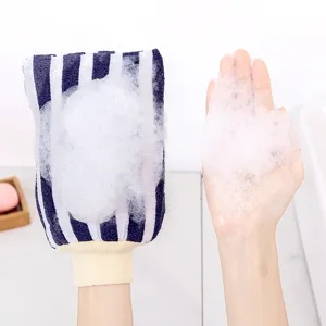 Beidseitiger Duschhandschuh Peeling für die Körperreinigung, blau-weiß gestreift.