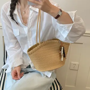 Borsa a spalla intrecciata in paglia da donna, borsa estiva casual con ciondolo di perline di legno.