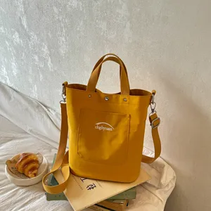 Sac seau en toile style coréen décontracté, cabas jaune avec bandoulière et poche avant.