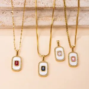 Detailopname van luxe vierkante edelsteenhangers met schitterende strass-steentjes en email.