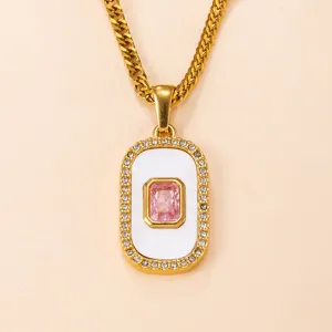 Gouden roestvrijstalen ketting met roze kristallen hanger detailweergave.