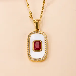 Gedetailleerde foto van roestvrijstalen ketting met rode edelsteen en strass hanger.