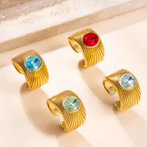 Primer plano detallado de cuatro anillos de acero inoxidable chapado en oro 18k con circones.