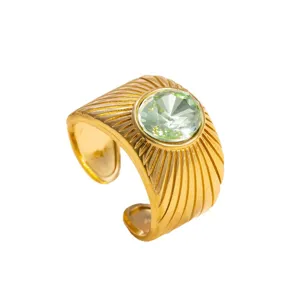 Anillo ancho de acero inoxidable estilo europeo americano con circón verde chapado en oro de 18k