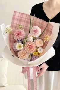 Carta da imballaggio per fiori a quadri ispessita per splendidi bouquet eleganti.