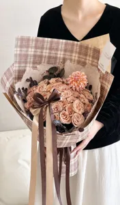 Dettaglio carta da imballaggio fiori a quadri stile francese, materiale spesso per bouquet.
