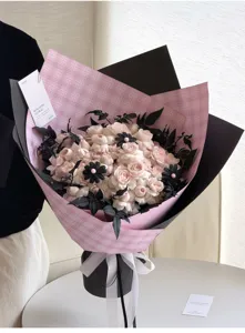 Carta da regalo per bouquet a quadri rosa spessa confezione floreale elegante e chic