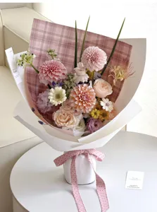 Primo piano della carta da imballaggio per fiori a quadri ispessita con consistenza squisita.