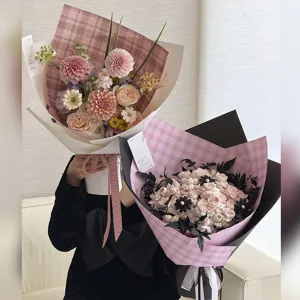 Carta da regalo per fiori spessa 150g con design a quadri per splendidi bouquet floreali.