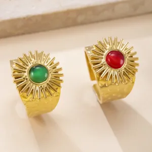Nahaufnahme von Vintage Sonnenstrahlringen mit bunten Steinen, elegantem Metallglanz.