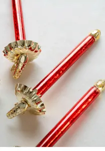 Nahaufnahme von rotem Glas Kerze Weihnachtsbaum Dekoration Ornament mit Goldclip.