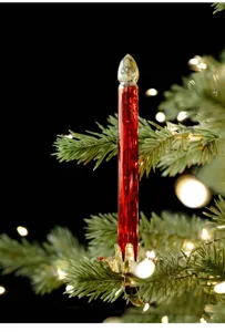 Rote Glas Kerze Weihnachtsbaum Ornament Detailansicht mit elegantem Clip für Dekoration.
