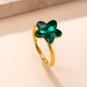 Elegante anillo de acero inoxidable con circonita de estrella verde para moda diaria.