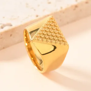 Goldener Titanstahl geometrischer Dreiecksring mit strukturierten Nietendetails fur Mode