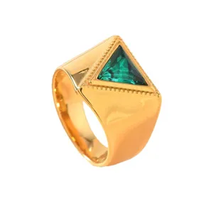 Goldfarbener Edelstahl Ring mit geometrischem Dreieck und grünem Stein für modebewusste Damen.