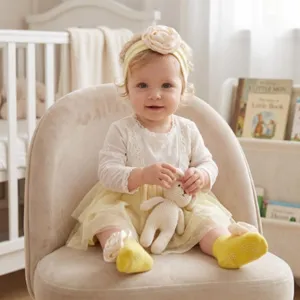 Set cerchietto con fiore e calzini antiscivolo per neonato, adorabile accessorio per capelli.