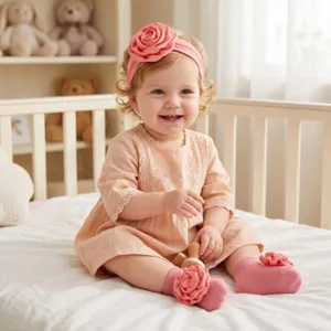 Set grazioso con fascia e calzini con fiori per neonata. Morbido e confortevole per tutti i giorni.
