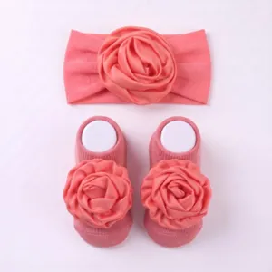 Set di fascia per capelli con fiori e calzini per neonata, simpatici accessori.