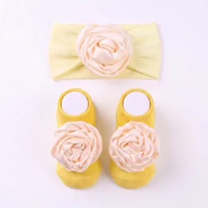 Set fascia per capelli con fiore e calze antiscivolo neonata, dettaglio accessori.