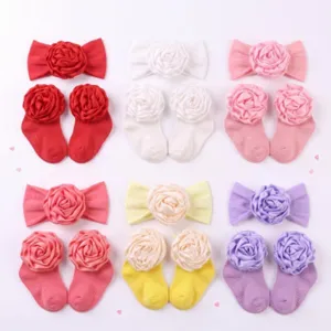Carino set fascia per capelli con fiore e calzini antiscivolo da neonata, adorabili accessori.