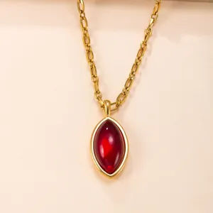 Elegante collana con catena in acciaio inossidabile dorato e pietra rossa da donna