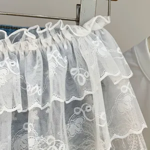 Λεπτομέρεια λευκής δαντελωτής φούστας, επέκταση τούλινης φούστας με βολάν.