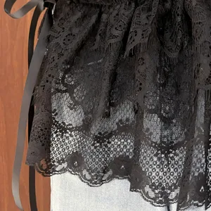 Primer plano detallado de tela de encaje negro multicapa con delicados patrones florales.