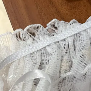 Λεπτομέρεια λευκής φούστας από τούλι, βολάν στρίφωμα με κέντημα και ελαστική μέση.