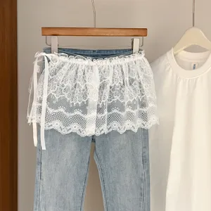 Vaqueros de mezclilla azul con una hermosa falda de cintura de encaje blanco.
