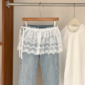 Vaqueros azul claro con superposición de cintura de encaje blanco, diseño en denim.