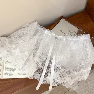 Accesorio de encaje blanco elegante con lazo de satén, perfecto para un estilo dulce y chic.
