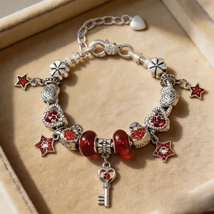 Elegantes Silber Bettelarmband im Stil mit roten Kristallsternen und Herzanhängern.