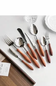 Set di posate in acciaio inossidabile con manico in legno coltello da bistecca forchetta cucchiaio.