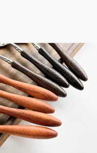Set di posate in acciaio inossidabile con manici in legno, design ergonomico per mangiare.