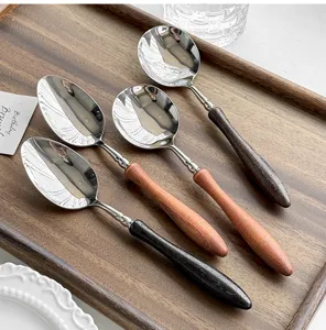 Set di cucchiai da zuppa in acciaio inossidabile con manici in legno per cucina e tavola.