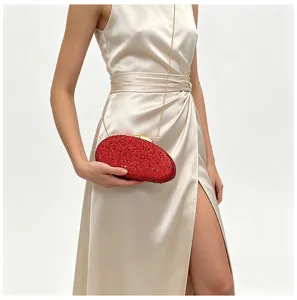 Sac de soirée rouge en strass avec chaîne pour femmes robe de fête accessoire chic.