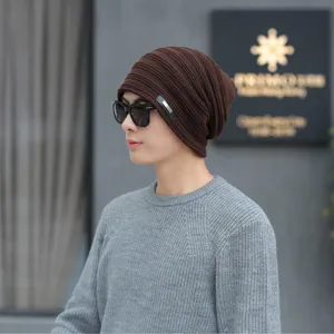 Bonnet en tricot marron d'hiver pour hommes et femmes avec logo métallique chaud.