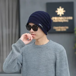 Bonnet tricoté élégant pour homme en hiver avec détail en métal, couvre-chef chaud et décontracté.