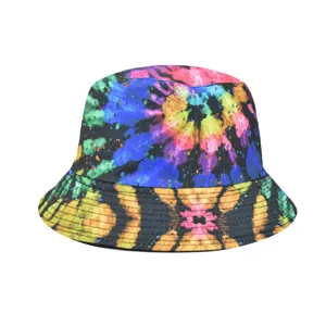 Détail de chapeau bob tie-dye coloré, mettant en valeur des motifs hip-hop vibrants et tendance.