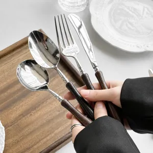 Set di posate in acciaio inossidabile con manico in legno coltello forchetta cucchiaio