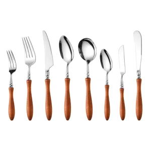 Set di posate in acciaio inossidabile con manico in legno, elegante servizio da tavola.